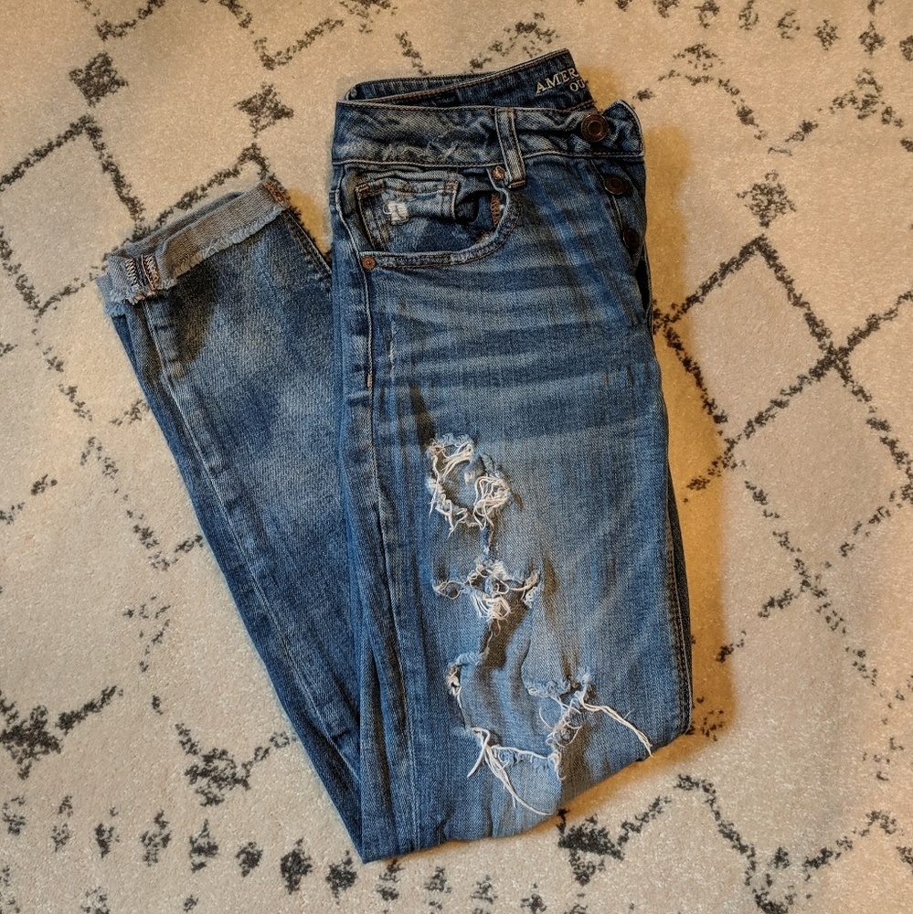 American Eagle Tomgirl Distressed Jeans